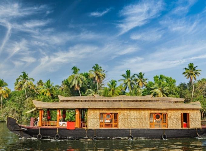 Munnar & Alleppey 4D/3N Deluxe Honeymoon Package