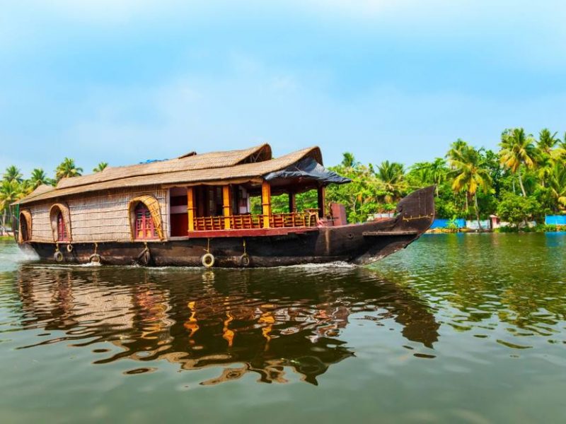 Alleppey 2D/1N Luxury Honeymoon Package