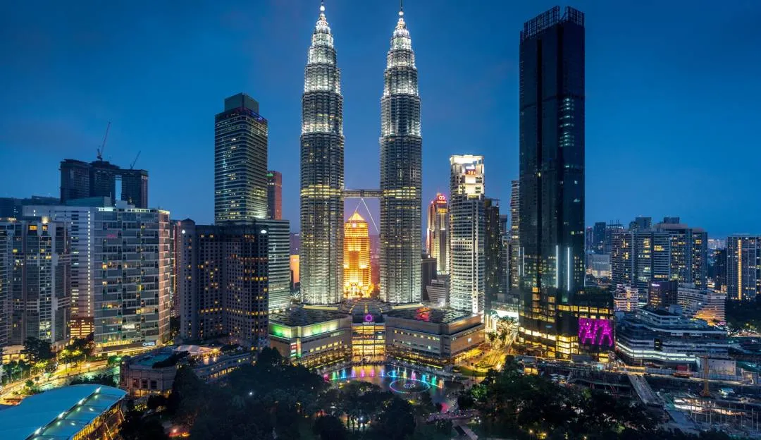 Malaysia Kuala Lumpur Petronas Towers skyline