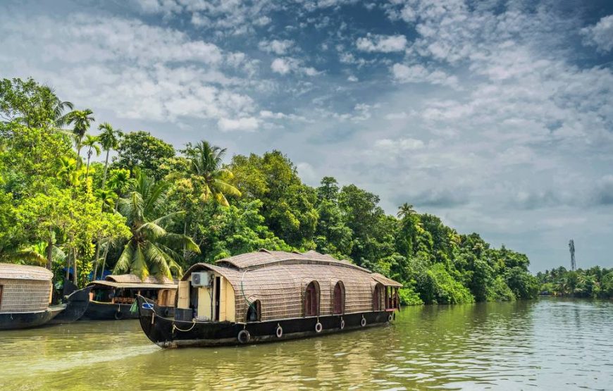 Kumarakom 2D/1N Luxury Honeymoon Package